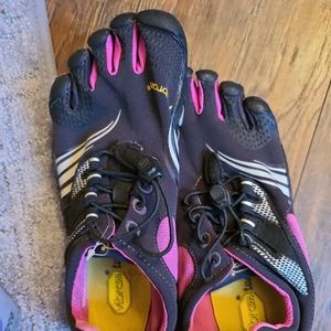 Vibram sz 6 toe shoes